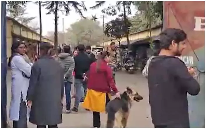 बेजुबान की बेरहमी से पिटाई का वीडियो देख भड़के लोग बेजुबान की बेरहमी से पिटाई का वीडियो देख भड़के लोग