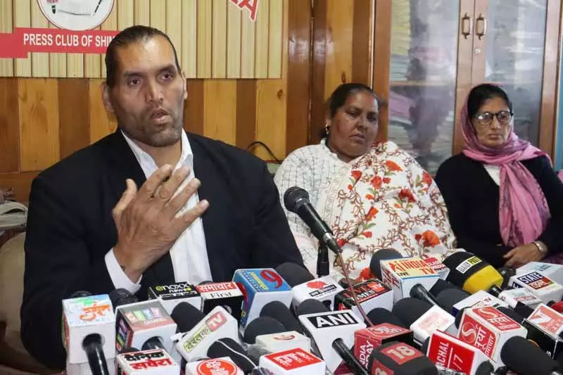Great Khali ने तहसीलदार पर पोंटा साहिब की ज़मीन से वंचित करने के लिए जाली कागज़ात बनाने का आरोप लगाया Great Khali ने तहसीलदार पर पोंटा साहिब की ज़मीन से वंचित करने के लिए जाली कागज़ात बनाने का आरोप लगाया