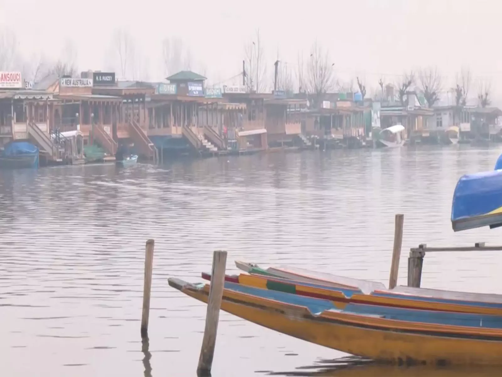 श्रीनगर में न्यूनतम तापमान -1°C दर्ज, पर्यटक Dal Lake पर ठंड का आनंद ले रहे श्रीनगर में न्यूनतम तापमान -1°C दर्ज, पर्यटक Dal Lake पर ठंड का आनंद ले रहे