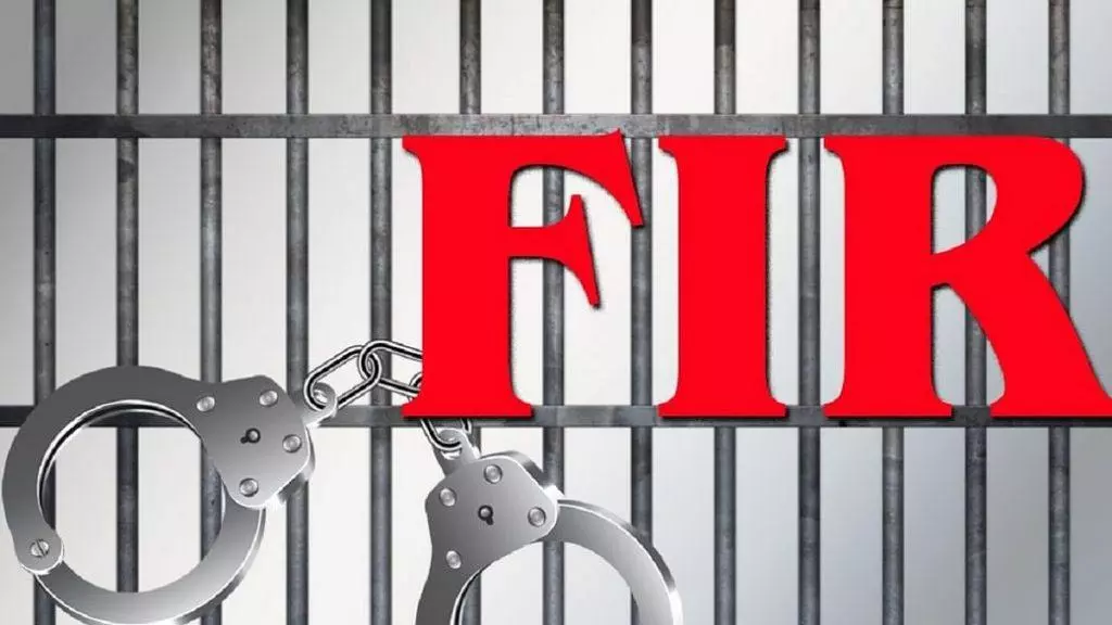 शराब कारोबारियों को गिरफ्तार करने पहुंची पुलिस पर ग्रामीणों ने किया हमला, 19 लोगों पर FIR शराब कारोबारियों को गिरफ्तार करने पहुंची पुलिस पर ग्रामीणों ने किया हमला, 19 लोगों पर FIR