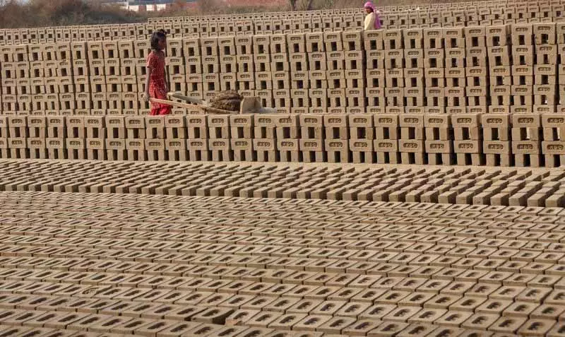 मिलावट और सरकार की नाकामी ईंट-भट्ठा उद्योग को बर्बादी की कगार पर ले जा रही है: Association मिलावट और सरकार की नाकामी ईंट-भट्ठा उद्योग को बर्बादी की कगार पर ले जा रही है: Association