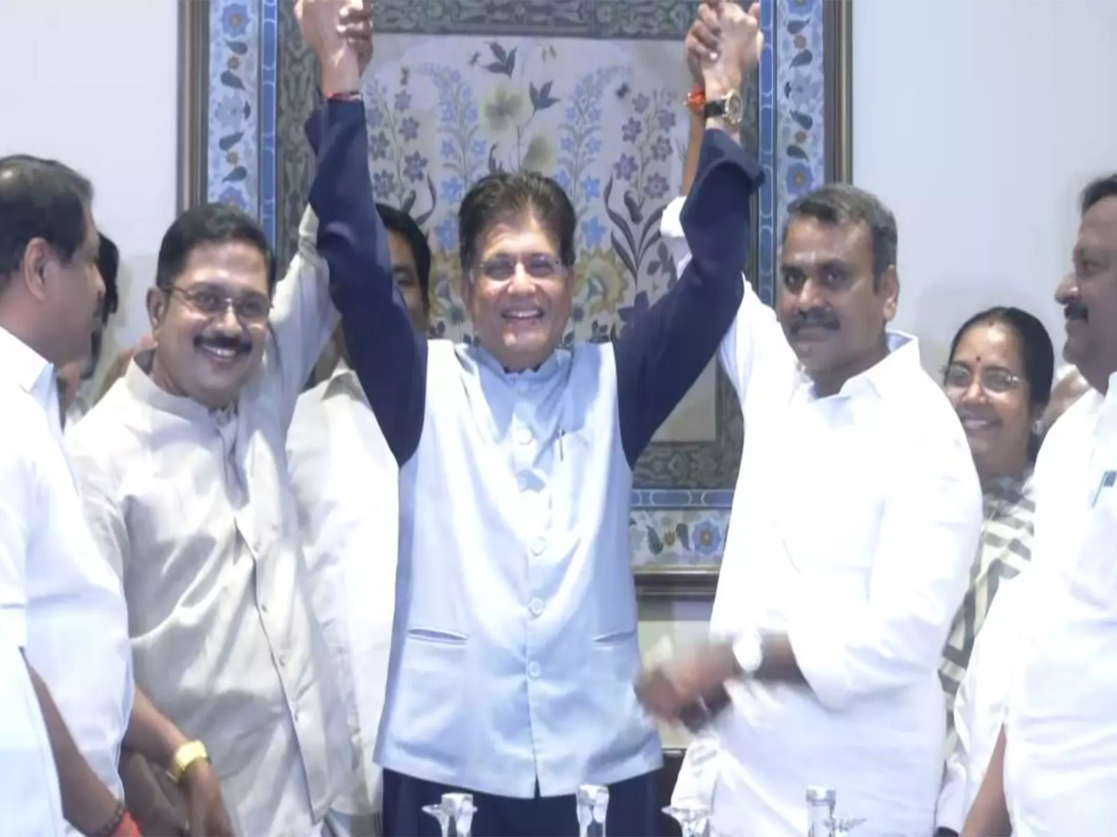 एएमएमके के एनडीए में फिर से शामिल होने पर TTV दिनाकरण ने बीजेपी के पीयूष गोयल से मुलाकात की एएमएमके के एनडीए में फिर से शामिल होने पर TTV दिनाकरण ने बीजेपी के पीयूष गोयल से मुलाकात की