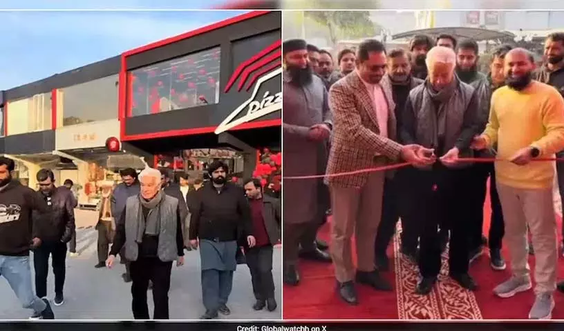 पाकिस्तान के रक्षा मंत्री ने सियालकोट में नकली Pizza Hut Outlet खोला पाकिस्तान के रक्षा मंत्री ने सियालकोट में नकली Pizza Hut Outlet खोला
