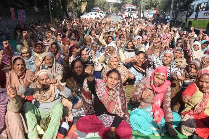 Ludhiana: नए रोज़गार बिल के ख़िलाफ़ मज़दूरों ने रैली निकाली Ludhiana: नए रोज़गार बिल के ख़िलाफ़ मज़दूरों ने रैली निकाली