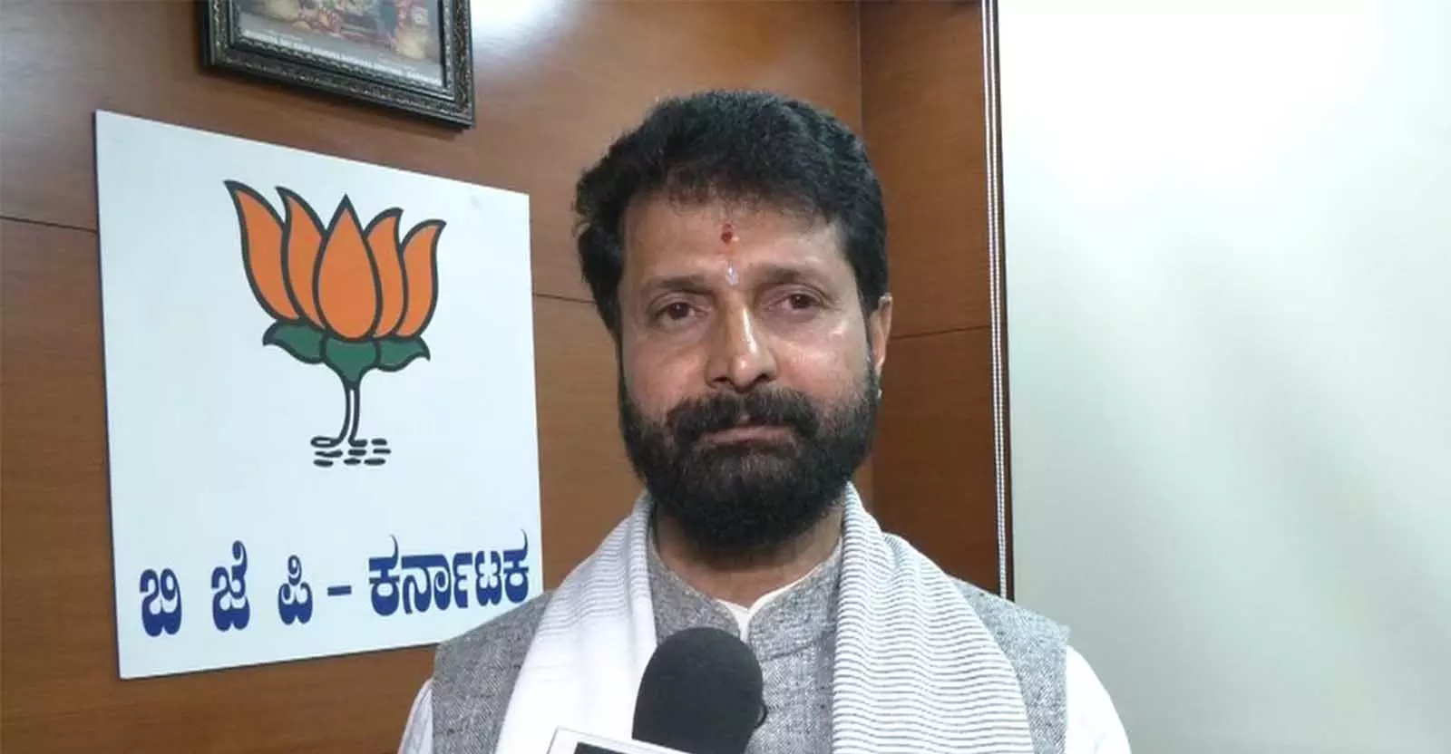 कर्नाटक कांग्रेस ने RSS का झंडा फहराने के लिए उडुपी के डिप्टी कमिश्नर के खिलाफ कार्रवाई की मांग की कर्नाटक कांग्रेस ने RSS का झंडा फहराने के लिए उडुपी के डिप्टी कमिश्नर के खिलाफ कार्रवाई की मांग की