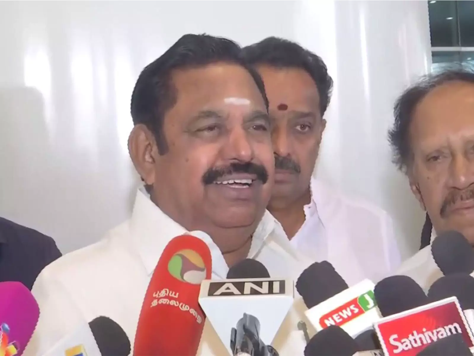 एडप्पादी पलानीस्वामी ने NDA में शामिल होने पर टीटीवी दिनाकरन का स्वागत किया एडप्पादी पलानीस्वामी ने NDA में शामिल होने पर टीटीवी दिनाकरन का स्वागत किया