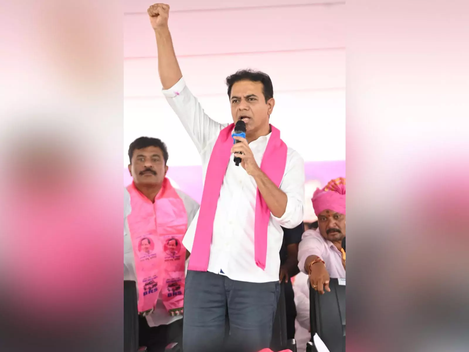 KTR ने BRS नेता पर कथित हमले के मामले में कांग्रेस सांसद के खिलाफ कार्रवाई की मांग की KTR ने BRS नेता पर कथित हमले के मामले में कांग्रेस सांसद के खिलाफ कार्रवाई की मांग की