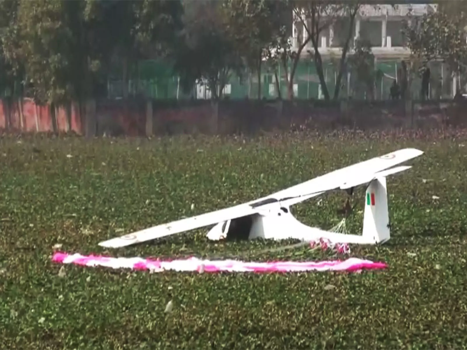 प्रयागराज में IAF माइक्रोलाइट विमान की सुरक्षित आपात लैंडिंग प्रयागराज में IAF माइक्रोलाइट विमान की सुरक्षित आपात लैंडिंग