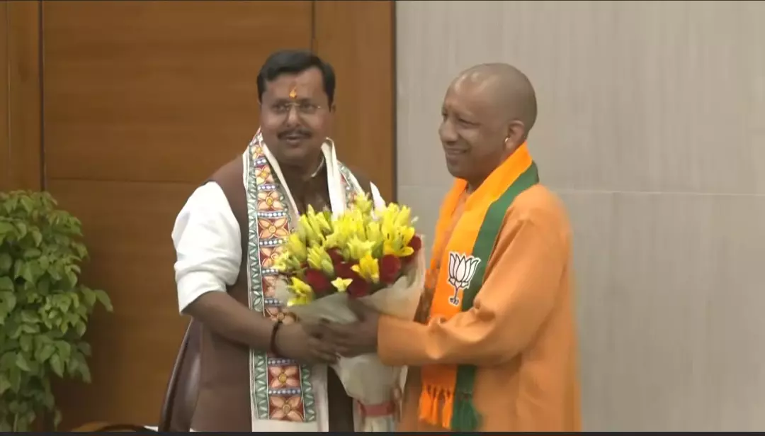 Lucknow: योगी आदित्यनाथ ने नवनिर्वाचित अध्यक्ष से की स्नेहभरी बातचीत Lucknow: योगी आदित्यनाथ ने नवनिर्वाचित अध्यक्ष से की स्नेहभरी बातचीत