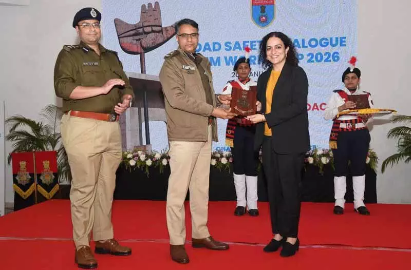 Traffic police सुरक्षित सड़कें और आसान ड्राइव पक्का करने के लिए कदम उठा रही Traffic police सुरक्षित सड़कें और आसान ड्राइव पक्का करने के लिए कदम उठा रही