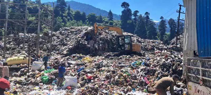 रंगरी में कचरे का ढेर आँखों को चुभता है, Manali MC ने एक साल में इसे हटाने का वादा किया रंगरी में कचरे का ढेर आँखों को चुभता है, Manali MC ने एक साल में इसे हटाने का वादा किया