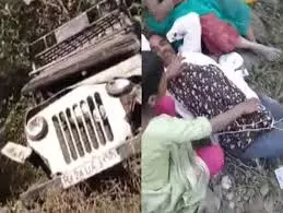 Udaipur: सवारियों से भरी जीप पलटने से 3 लोगों की मौत, लोग दहशत में Udaipur: सवारियों से भरी जीप पलटने से 3 लोगों की मौत, लोग दहशत में