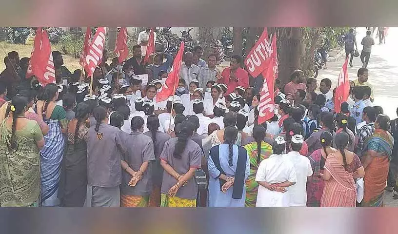 ESIC नाचरम के हेल्थकेयर वर्कर्स ने पांच महीने की सैलरी में देरी को लेकर विरोध प्रदर्शन किया ESIC नाचरम के हेल्थकेयर वर्कर्स ने पांच महीने की सैलरी में देरी को लेकर विरोध प्रदर्शन किया