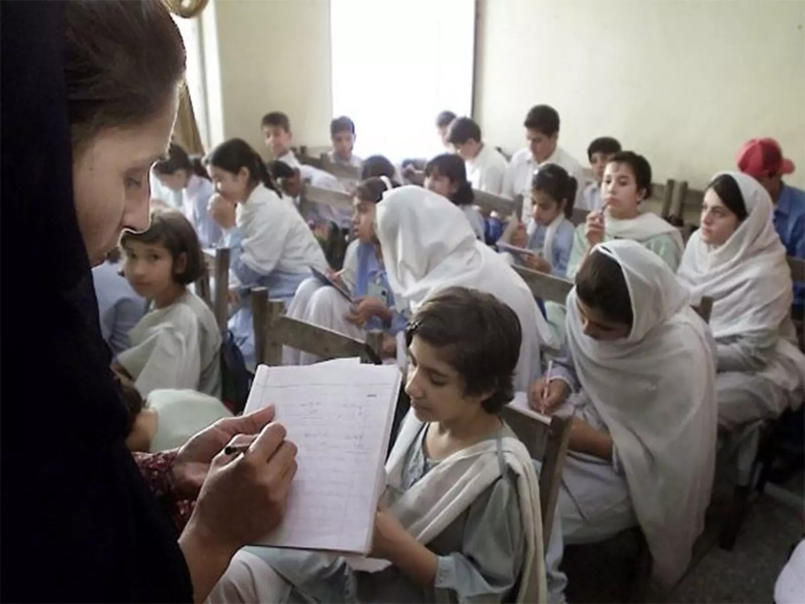 राज्य की पिछड़ने के कारण Pakistani परिवारों को शिक्षा का खर्च खुद उठाना पड़ रहा राज्य की पिछड़ने के कारण Pakistani परिवारों को शिक्षा का खर्च खुद उठाना पड़ रहा