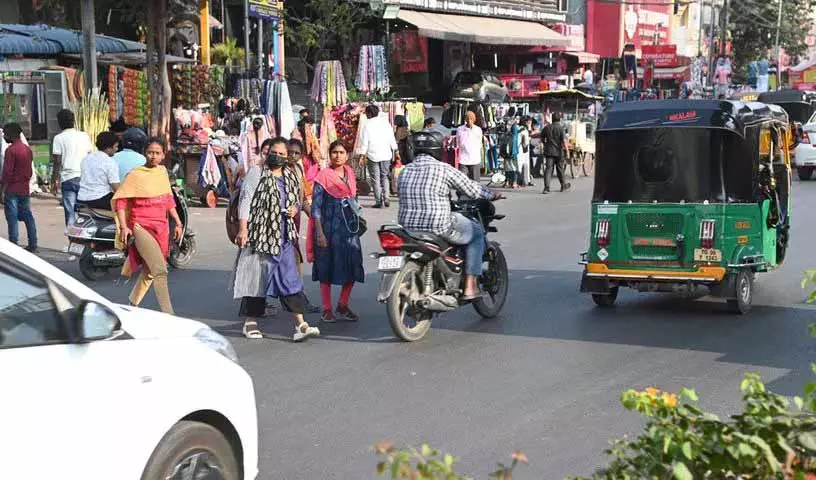 Hyderabad के मुख्य जंक्शनों पर ज़ेबरा क्रॉसिंग नहीं है, पैदल चलने वालों को खतरा है Hyderabad के मुख्य जंक्शनों पर ज़ेबरा क्रॉसिंग नहीं है, पैदल चलने वालों को खतरा है