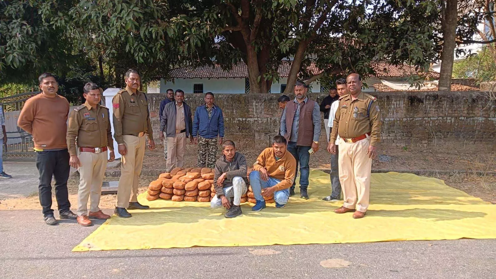 ऑपरेशन आघात के चलते पुलिस की बड़ी कार्रवाई, कार से तस्करी करते दो आरोपी गिरफ्तार ऑपरेशन आघात के चलते पुलिस की बड़ी कार्रवाई, कार से तस्करी करते दो आरोपी गिरफ्तार