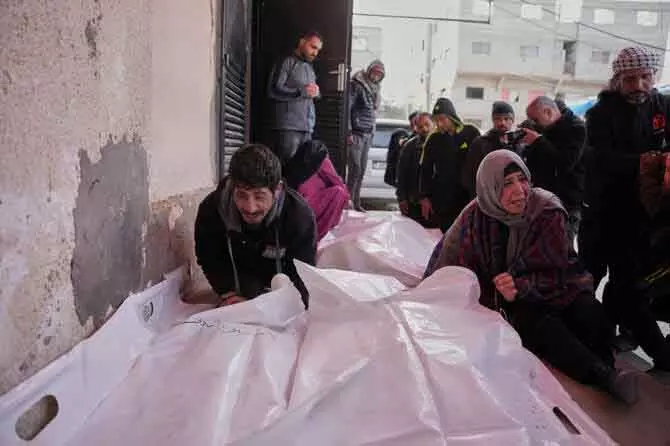 Gaza में इजराइली हमला: 3 पत्रकारों और 2 बच्चों समेत 11 की मौत Gaza में इजराइली हमला: 3 पत्रकारों और 2 बच्चों समेत 11 की मौत