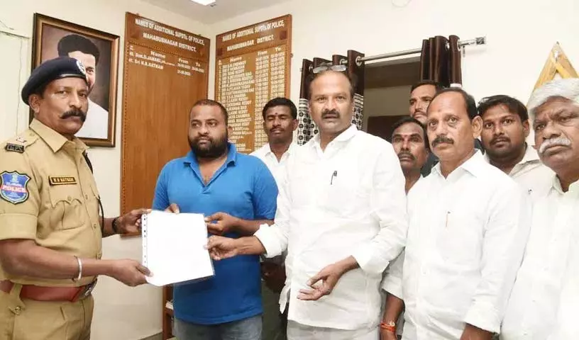 BRS कार्यकर्ता पर हमले में कांग्रेस नेताओं के खिलाफ शिकायत BRS कार्यकर्ता पर हमले में कांग्रेस नेताओं के खिलाफ शिकायत