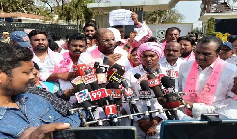 कोठागुडेम में कांग्रेस की नीतियों के खिलाफ BRS और वर्कर्स यूनियन का विरोध प्रदर्शन कोठागुडेम में कांग्रेस की नीतियों के खिलाफ BRS और वर्कर्स यूनियन का विरोध प्रदर्शन