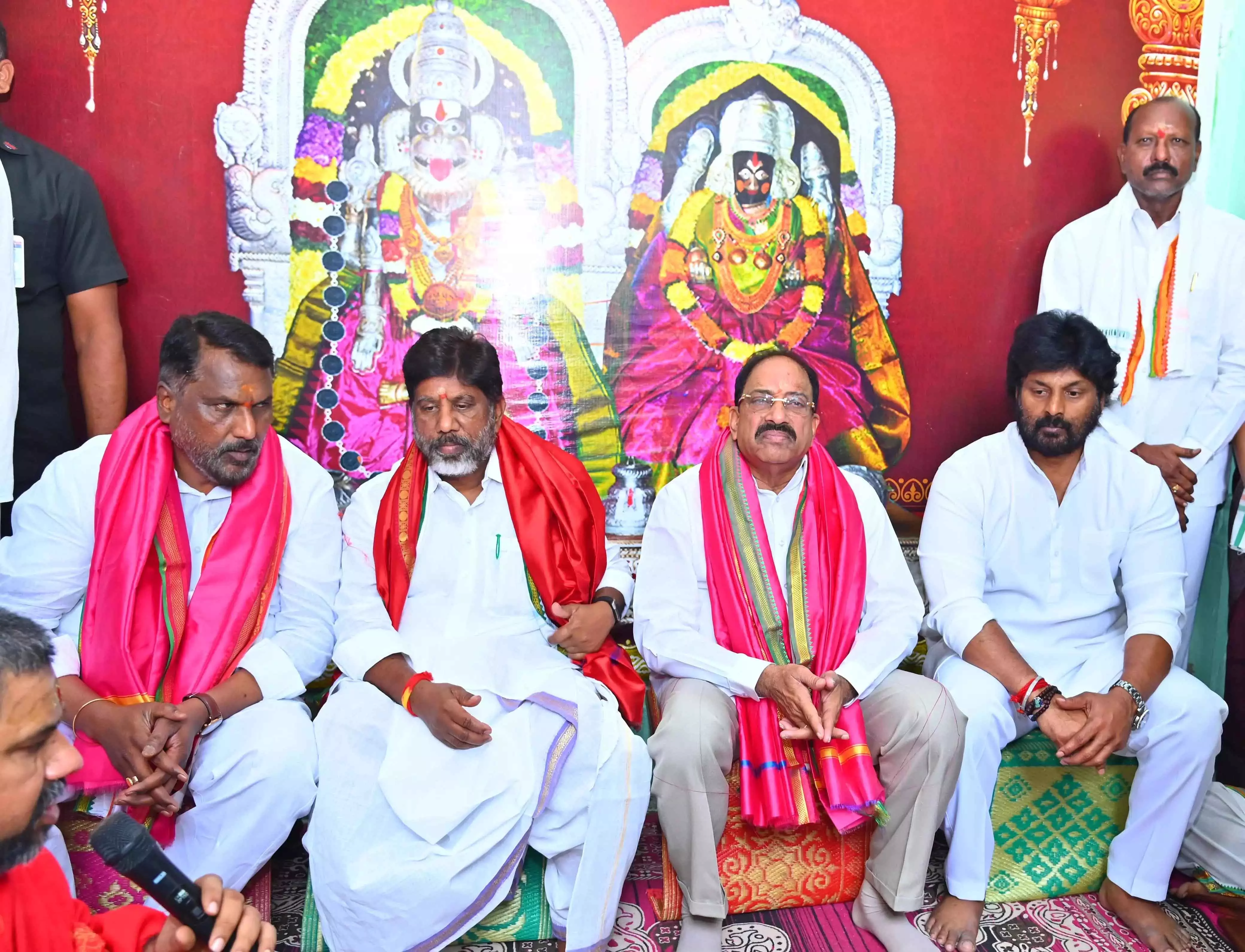 Bhatti Vikramarka का हमला: कांग्रेस का लक्ष्य गरीबों का कल्याण, BRS ने सिर्फ लूटा Bhatti Vikramarka का हमला: कांग्रेस का लक्ष्य गरीबों का कल्याण, BRS ने सिर्फ लूटा