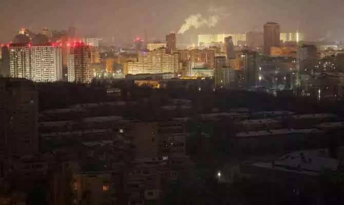 कड़ाके की ठंड और अंधेरे में Kyiv , आधे शहर की बिजली गुल कड़ाके की ठंड और अंधेरे में Kyiv , आधे शहर की बिजली गुल