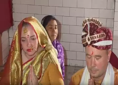 रूसी कपल ने लिए सात फेरे, 11 साल बाद काशी में की दूसरी शादी रूसी कपल ने लिए सात फेरे, 11 साल बाद काशी में की दूसरी शादी