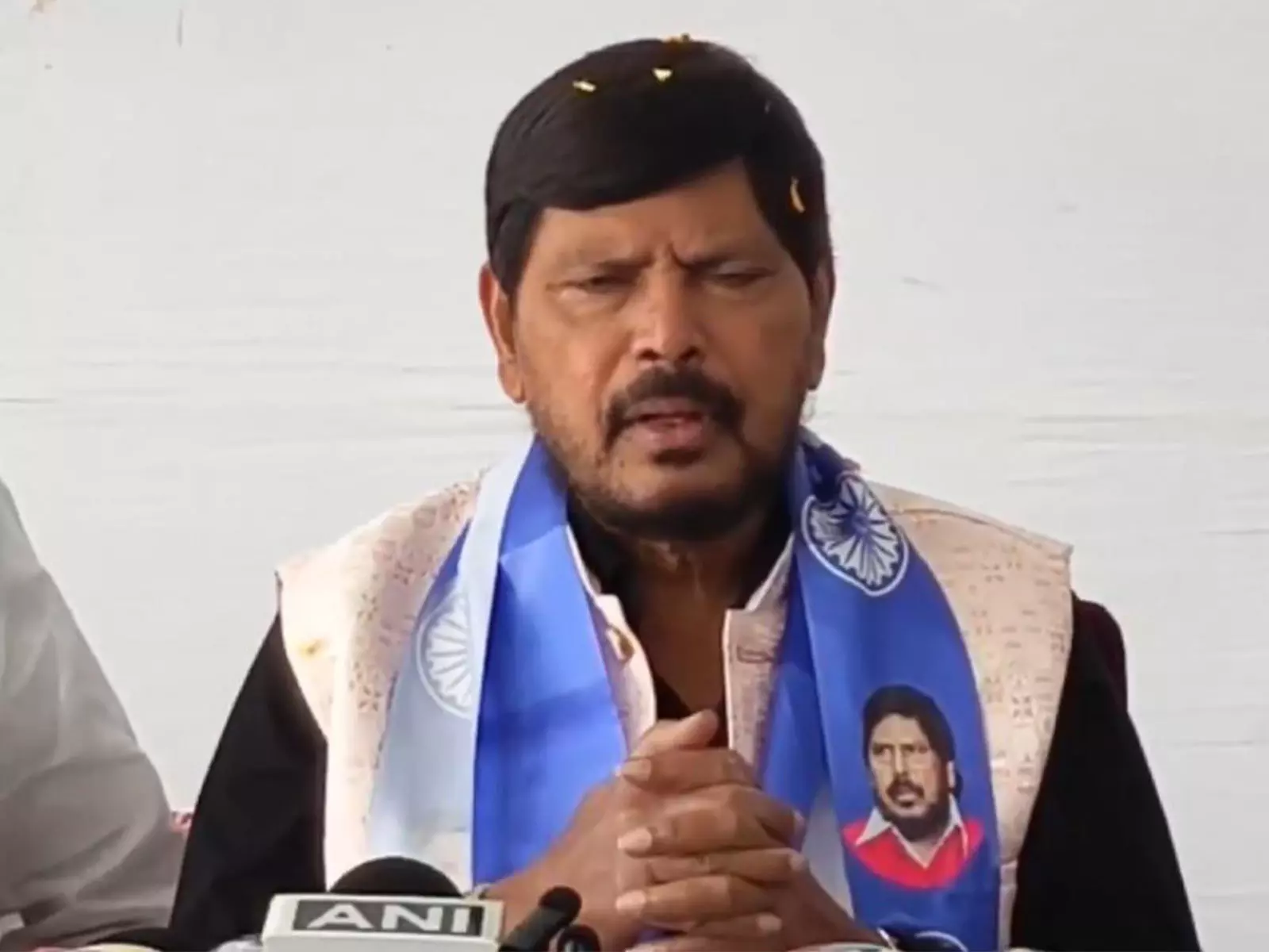 रामदास अठावले ने केरल के मुख्यमंत्री विजयन को NDA में शामिल होने का निमंत्रण दिया रामदास अठावले ने केरल के मुख्यमंत्री विजयन को NDA में शामिल होने का निमंत्रण दिया