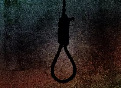 कोलकाता में फंदे से लटका मिला व्यक्ति का शव, हत्या का आरोप कोलकाता में फंदे से लटका मिला व्यक्ति का शव, हत्या का आरोप