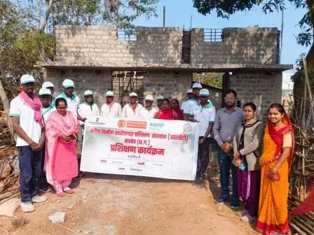 ग्रामीण स्वरोजगार प्रशिक्षण संस्थान के तहत हितग्राहियों को दिया जा रहा राजमिस्त्री का प्रशिक्षण ग्रामीण स्वरोजगार प्रशिक्षण संस्थान के तहत हितग्राहियों को दिया जा रहा राजमिस्त्री का प्रशिक्षण