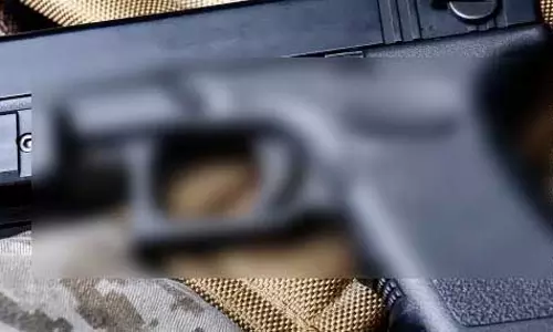 सनकी ने महिला के साथ गलत हरकत की कोशिश की, विरोध करने पर पति को पिस्टल से मारा सनकी ने महिला के साथ गलत हरकत की कोशिश की, विरोध करने पर पति को पिस्टल से मारा