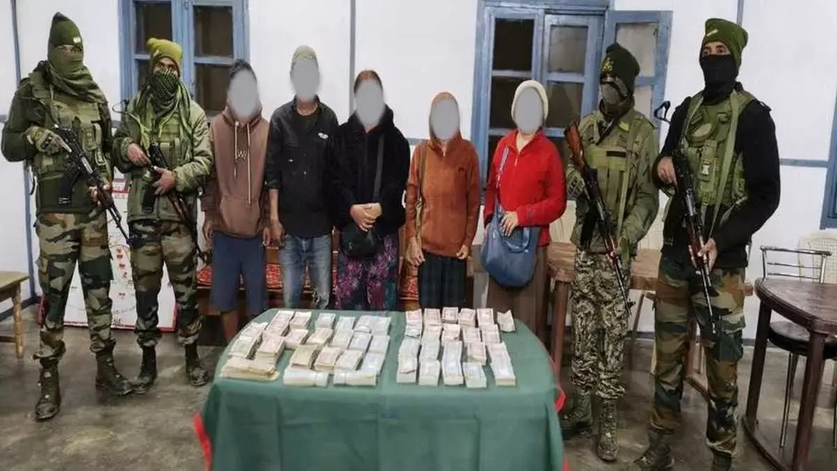 असम राइफल्स ने Mizoram के सियाहा में अवैध विदेशी करेंसी जब्त की, 5 लोगों को पकड़ा असम राइफल्स ने Mizoram के सियाहा में अवैध विदेशी करेंसी जब्त की, 5 लोगों को पकड़ा