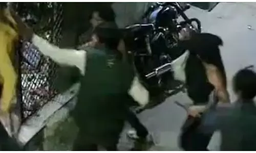 चाकुओं से ताबड़तोड़ वार...मर्डर का LIVE वीडियो चाकुओं से ताबड़तोड़ वार...मर्डर का LIVE वीडियो