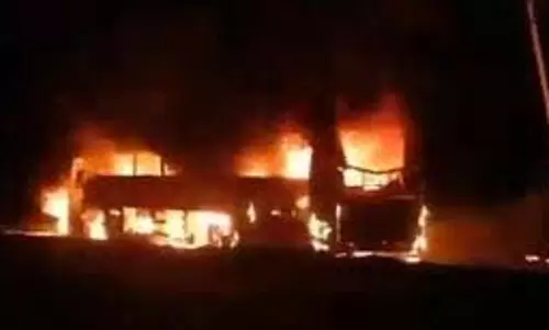 Andhra Pradesh: बस–लॉरी की टक्कर के बाद लगी आग, दो चालकों की मौत Andhra Pradesh: बस–लॉरी की टक्कर के बाद लगी आग, दो चालकों की मौत
