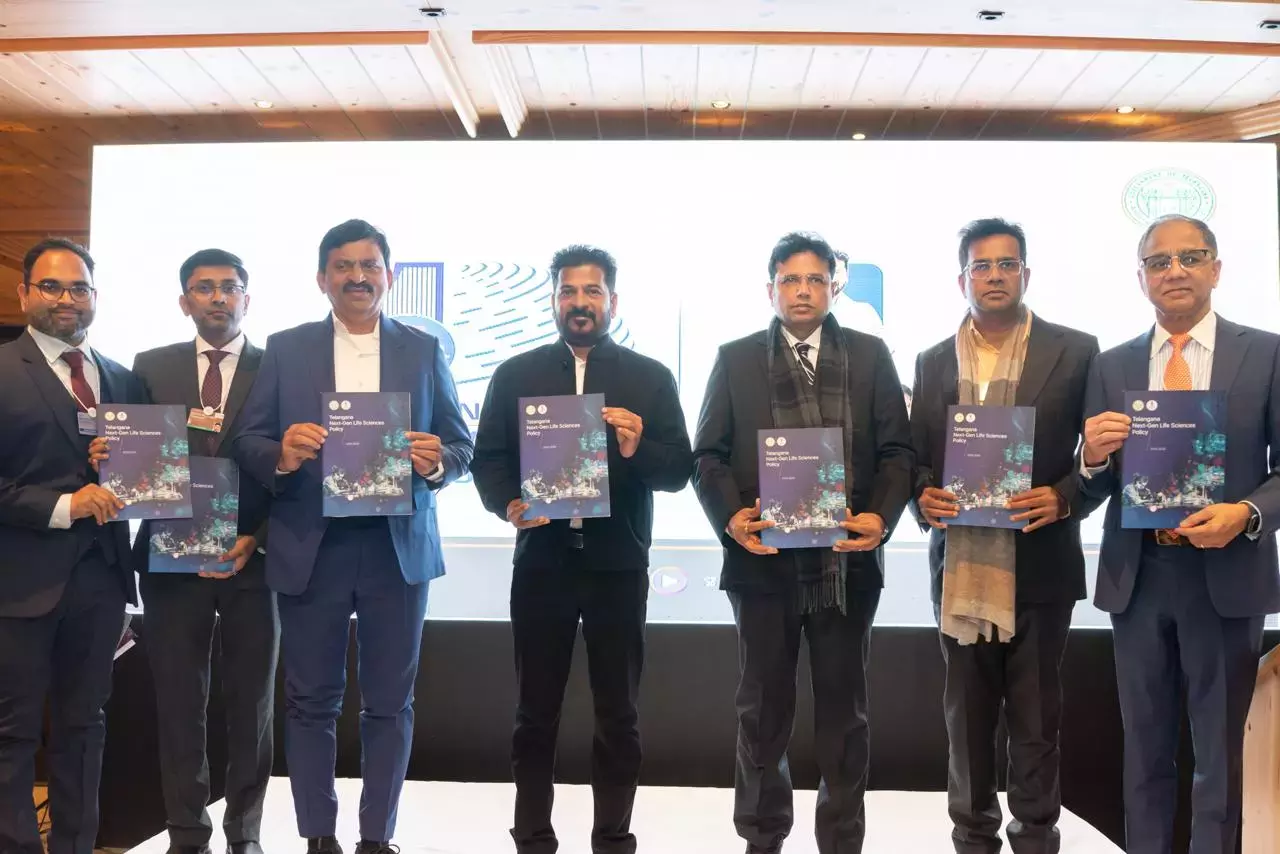 Davos में सीएम रेवंत के लाइफ साइंसेज को बढ़ावा देने के लिए सराहना Davos में सीएम रेवंत के लाइफ साइंसेज को बढ़ावा देने के लिए सराहना