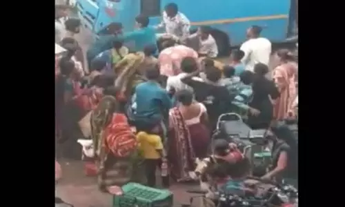 OMG! सड़क पर संग्राम...महिलाओं के बीच हुई मारपीट, VIDEO