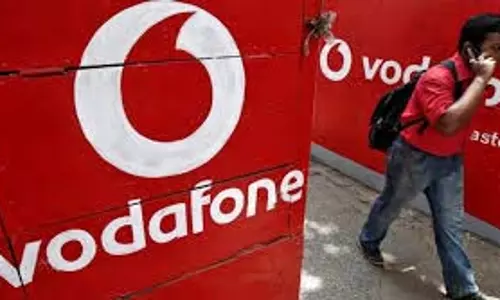 Vodafone Idea Hikes Family Postpaid Plan:Vodafone Idea ने बढ़ाए रिचार्ज के दाम, यूजर्स की जेब पर पड़ेगा असर Vodafone Idea Hikes Family Postpaid Plan:Vodafone Idea ने बढ़ाए रिचार्ज के दाम, यूजर्स की जेब पर पड़ेगा असर