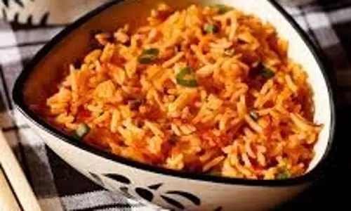 Schezwan Fried Rice Recipe: कुकर में झटपट बनाएं शेज़वान फ्राइड राइस