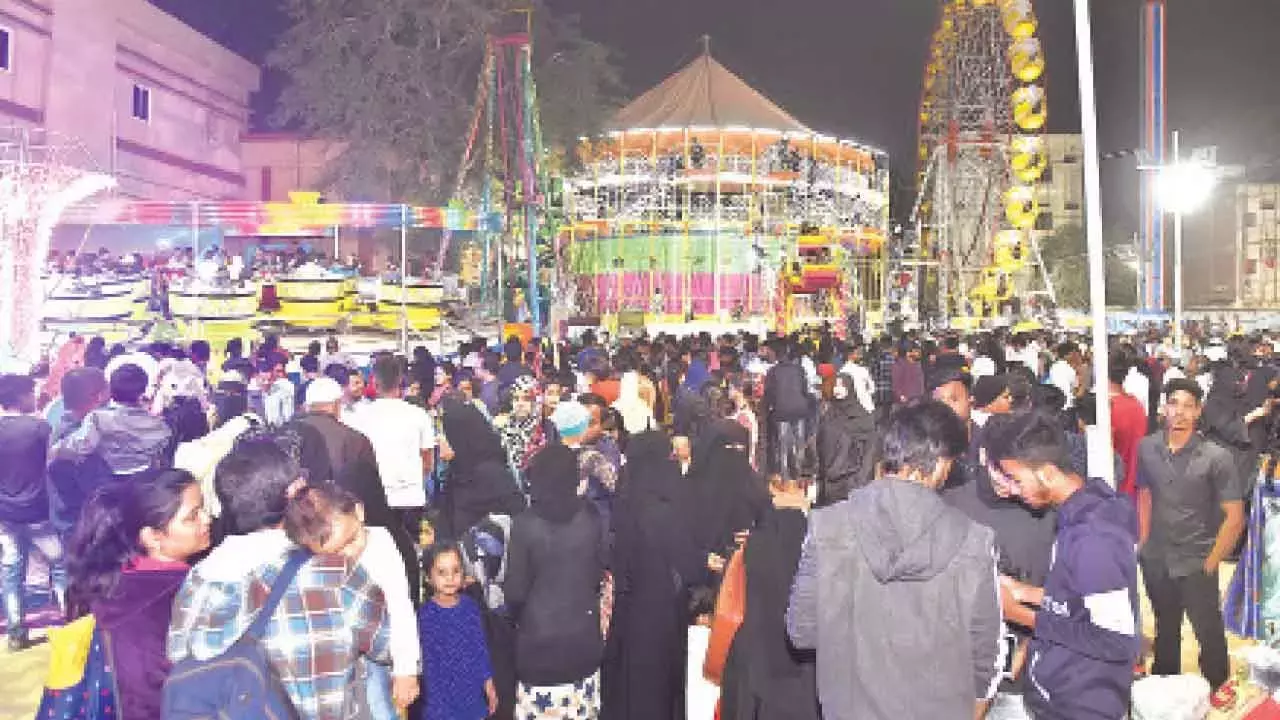 नुमाइश में व्यापारियों को Stalls के ज़्यादा किराए की वजह से वित्तीय संकट का सामना करना पड़ रहा है