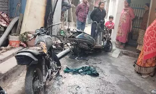 Indore : असामाजिक तत्वों ने बीजेपी पार्षद के घर के पीछे 4 गाड़ियों में आग लगाई Indore : असामाजिक तत्वों ने बीजेपी पार्षद के घर के पीछे 4 गाड़ियों में आग लगाई
