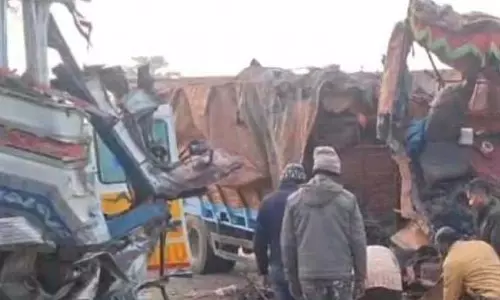 कांकेर में ट्रकों की भिड़ंत, 3 लोगों की दर्दनाक मौत कांकेर में ट्रकों की भिड़ंत, 3 लोगों की दर्दनाक मौत