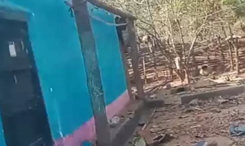 धर्मांतरित परिवार गांव से निकाले गए, घरों में तोड़फोड़ और आगजनी धर्मांतरित परिवार गांव से निकाले गए, घरों में तोड़फोड़ और आगजनी