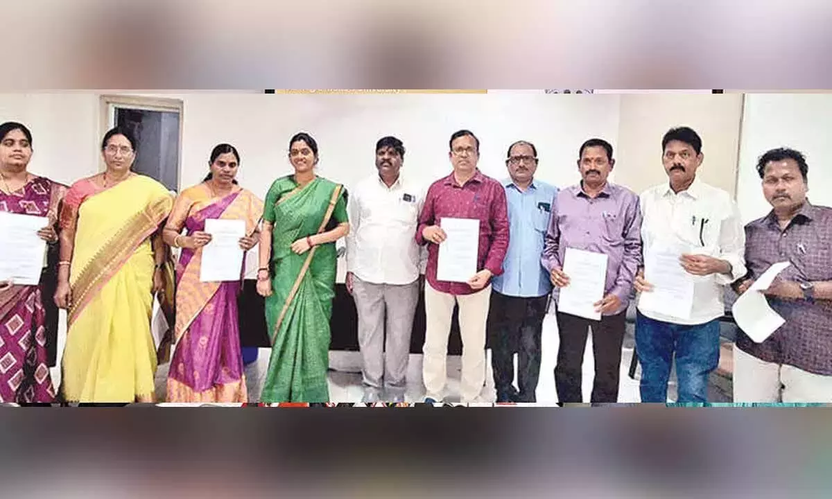 7 सीनियर असिस्टेंट को प्रशासनिक अधिकारी के पद पर प्रमोट किया गया 7 सीनियर असिस्टेंट को प्रशासनिक अधिकारी के पद पर प्रमोट किया गया