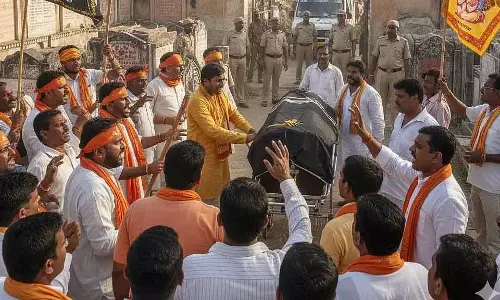 MP : जबलपुर में कब्रिस्तान में महिला को दफनाने के विरोध में हिंदू कार्यकर्ताओं ने किया प्रदर्शन MP : जबलपुर में कब्रिस्तान में महिला को दफनाने के विरोध में हिंदू कार्यकर्ताओं ने किया प्रदर्शन