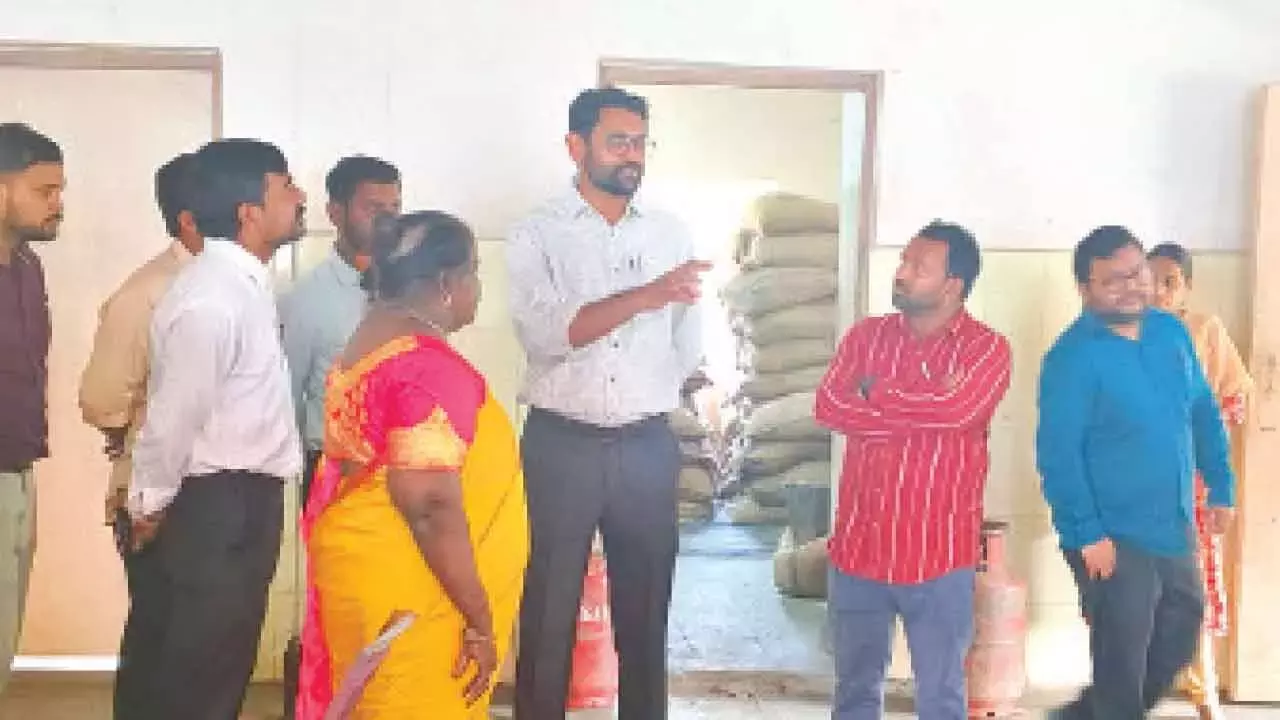 Telangana: कलेक्टर ने EMRS सुविधाओं का रिव्यू किया और शिक्षा की भूमिका पर प्रकाश डाला Telangana: कलेक्टर ने EMRS सुविधाओं का रिव्यू किया और शिक्षा की भूमिका पर प्रकाश डाला