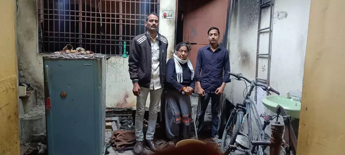 Shahjahanpur: शॉर्ट सर्किट से लगी आग, लाखों का नुकसान