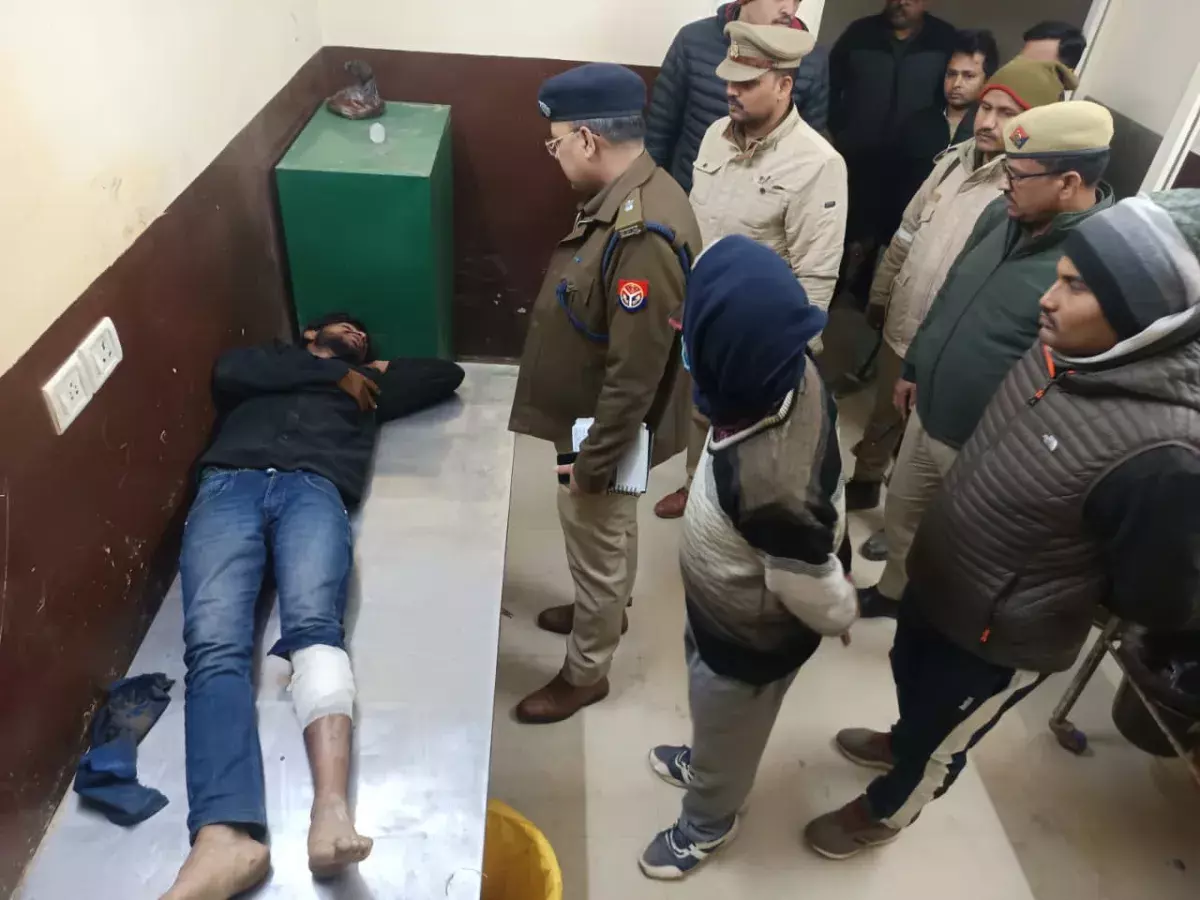 Pratapgarh: पुलिस एनकाउंटर में आरोपी के पैर में लगी गोली Pratapgarh: पुलिस एनकाउंटर में आरोपी के पैर में लगी गोली