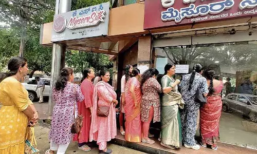 Mysore सिल्क साड़ी स्टोर पर महिलाओं को लंबे इंतज़ार का कभी अफ़सोस नहीं होता Mysore सिल्क साड़ी स्टोर पर महिलाओं को लंबे इंतज़ार का कभी अफ़सोस नहीं होता