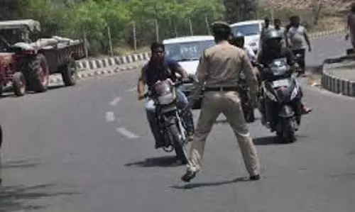 Jammu-Kashmi: ट्रैफिक नियमों का उल्लंघन करने वालों पर पुलिस का शिकंजा