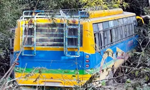 Himachal Pradesh :यात्रियाें से भरी बस दूर्घटनाग्रास्ट,मची चीख-पुकार Himachal Pradesh :यात्रियाें से भरी बस दूर्घटनाग्रास्ट,मची चीख-पुकार