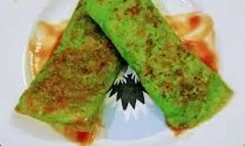 Matar Moong Dal Chilla: ब्रेकफास्ट में बनाएं स्वादिष्ट मटर मूंग दाल चील Matar Moong Dal Chilla: ब्रेकफास्ट में बनाएं स्वादिष्ट मटर मूंग दाल चील